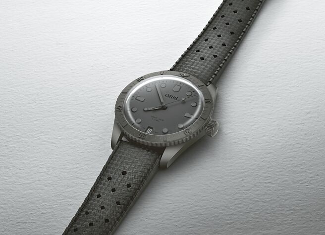 ORIS欢庆120周年庆，推出史上首款全黑色系的Holstein限量小熊表，全球限量250只，13万元。（ORIS提供）