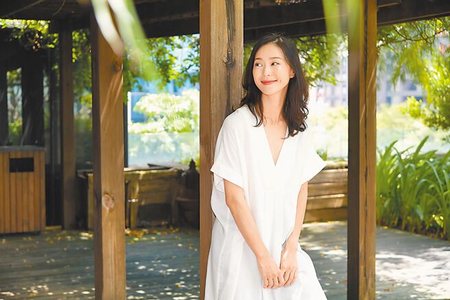 鍾瑶1日穿著白色長罩衫，相當仙氣。（三立提供）