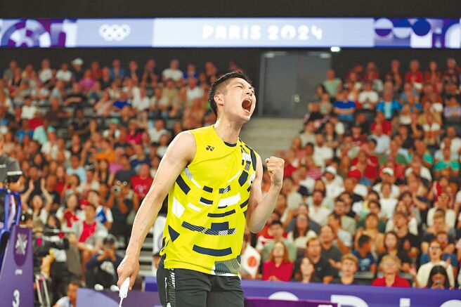 巴黎奧運羽球男單16強賽事，中華隊周天成得分時興奮怒吼。（杜宜諳攝）