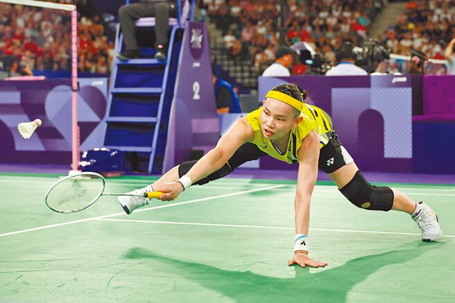 戴资颖强忍双膝伤势，对伊瑟侬之战仍飞扑救球，斗志令人感动。（杜宜谙摄）