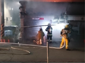 高雄大寮透天厝暗夜大火   一家三口受困獲救送醫