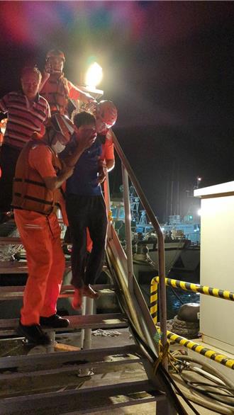 陸籍漁工捕魚遭鋼纜掃臉噴血    布袋海巡隊快船接駁救援