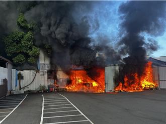竹東鐵皮倉庫大火    整棟陷入火海濃煙竄天駭人