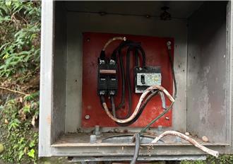 无良！毒品通缉犯缺钱   剪树林山区路灯电线变现买毒   