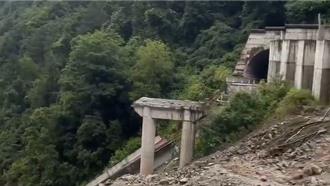 四川雅康高速公路遭土石流冲垮 5人失踪