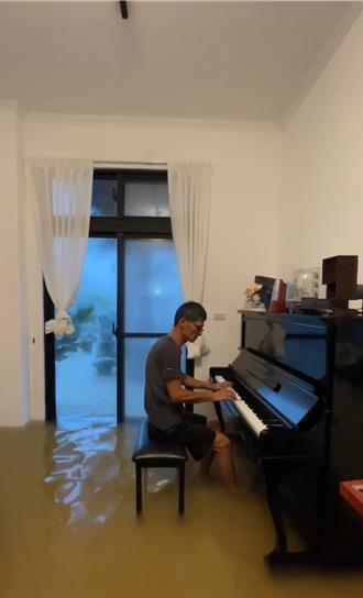 自宅淹水风雨中弹钢琴   艺人黄炳辉爆红