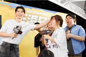 粉丝上台兴奋爆哭 许光汉暖心「摸头杀」宠粉