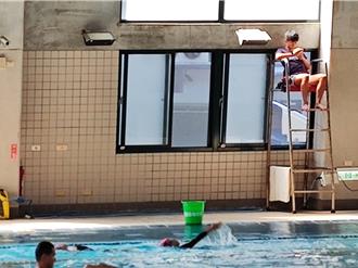 影》夏令營救生員低頭滑手機 家長氣炸全錄下