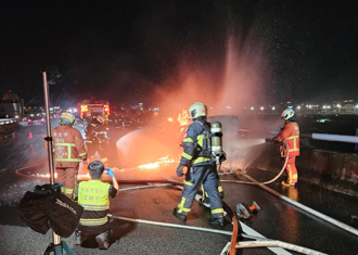 汐五高架轿车行驶突起火　驾驶急停路肩逃下车