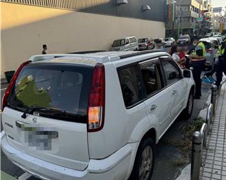 嚇死寶寶了！ 婦人忘記拔鑰匙 1歲兒遭反鎖車內受困