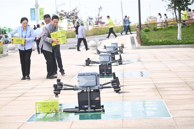 大陸深圳市發改委發布《深圳市低空起降設施高品質建設方案（2024至2025）》，預計到2025年底，建成1000個以上低空飛行器起降平台。（中新社）