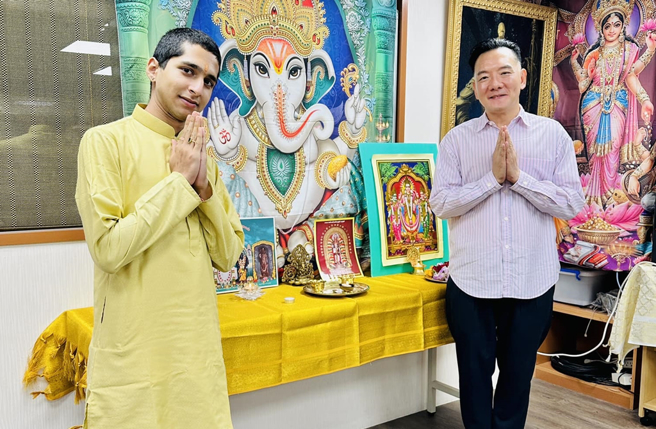 「印度神童」阿南德（左）近期來台與音樂人田定豐見面。（圖／翻攝自田定豐臉書）