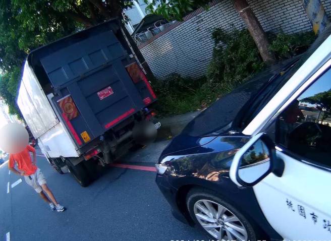 货车行迹可疑被揪出挂假车牌，驾驶不仅吞罚单还被送法办。（翻摄画面）