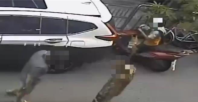 廖男（右）不滿旅社不讓他住宿，與陳男（左）發生鬥毆。（警方提供）