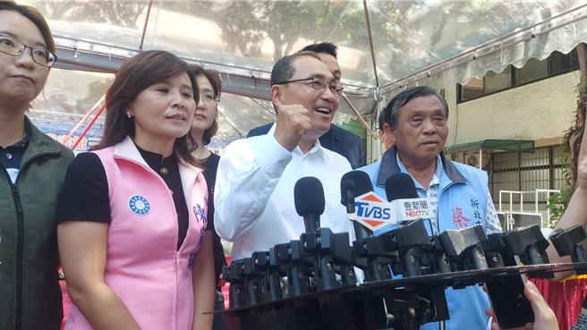 新北市长侯友宜（中）3日表示无论是林郁婷还是罗嘉翎，都代表台湾的骄傲与希望，全民应该团结一心，为她们加油。（张铠乙摄）