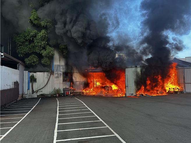 竹东镇一处铁皮仓库起火，火势惊人，幸无人员受困伤亡。（新竹县消防局提供／邱立雅竹县传真）