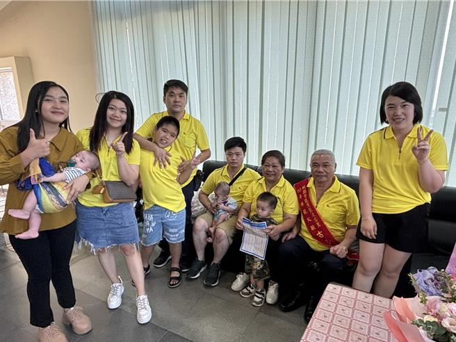 桃园市龙潭区模范父亲节表扬活动共颁奖给33位模范父亲，感谢父亲们对社会奉献不遗余力，桃园市府秘书长温代欣表示，谢谢他们社会及家庭无私无我的奉献。4代同堂来为担任志工20多年的古沐权庆祝，女儿说一家都以爸爸为荣。(廖姮玥摄)