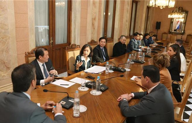 巴拉圭总统贝尼亚23日于X平台发文透露与驻巴拉圭大使韩志正及相关对巴国交通、半导体产业有兴趣的业者会面。（图取自贝尼亚X平台）