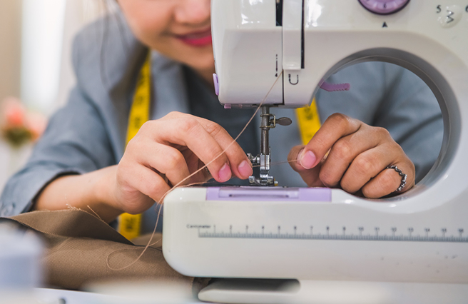 女裁缝师声称30多年没睡过觉，24小时都在店里工作，还邀请客人随时上门验证。(图:shutterstock/达志)