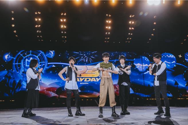 光良担任五月天太原站嘉宾，大秀结实腹肌。（相信音乐提供）