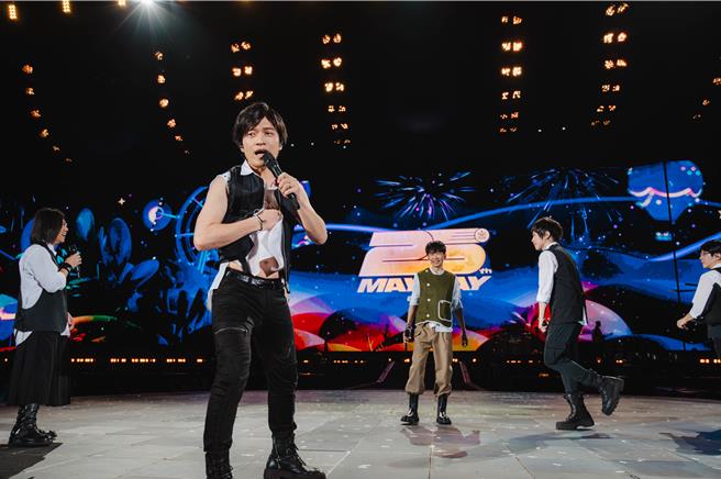 光良担任五月天太原站嘉宾秀腹肌，怪兽也在台上掀衣。（相信音乐提供）