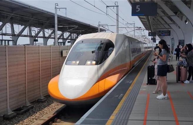 女網友分享，有男乘客提前幫要從其他站上車的友人佔位，被女列車長發現後當場要求補票、罰款。（示意圖／本報資料照片）