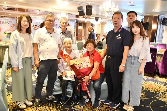 彰化县政府今天举办模范父亲表扬活动，最高龄的受奖者为91岁的蔡长庚（前排左三）。（彰化县政府提供／孙英哲彰化传真）