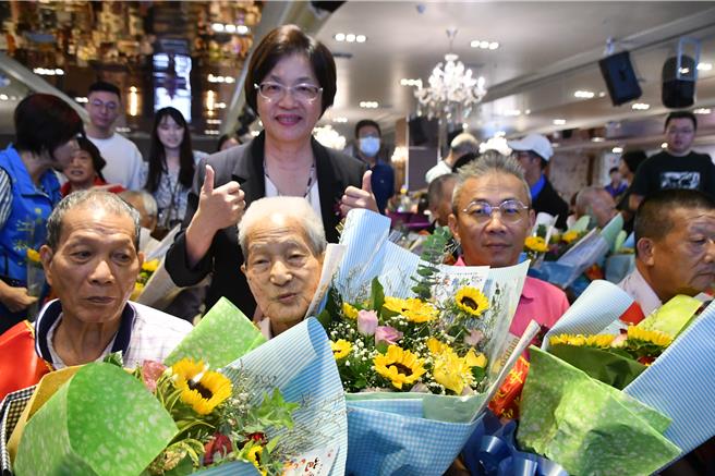 彰化县政府今天举办模范父亲表扬活动，彰化县长王惠美（后排中）预祝所有的爸爸，父亲节快乐。（彰化县政府提供／孙英哲彰化传真）