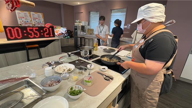 基隆區漁會3日上午舉行全國「廚神料理爭霸戰」總決賽，透過這場比賽推廣國內的食魚教育及國產在地海鮮。（張志康攝）