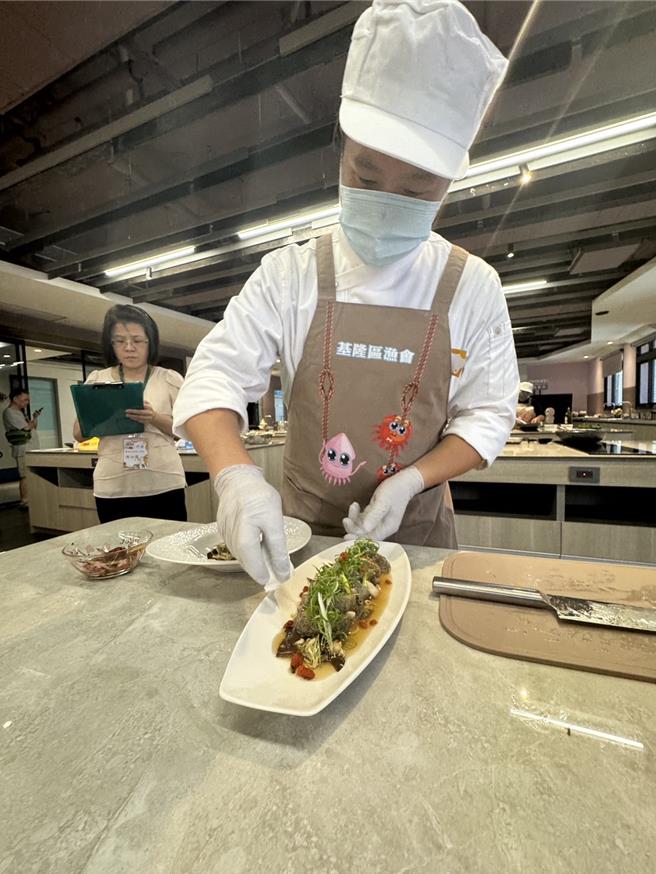 基隆區漁會3日上午舉行全國「廚神料理爭霸戰」總決賽，透過這場比賽推廣國內的食魚教育及國產在地海鮮。（張志康攝）