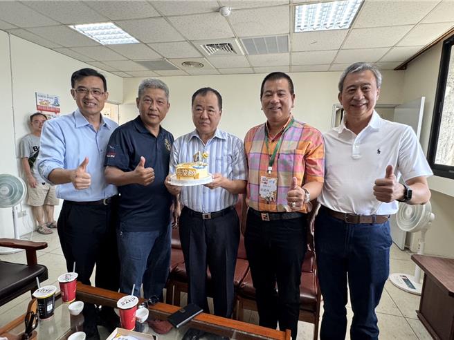 漁業署長張致盛（左5）即將屆齡退休，基隆區漁會特別為他準備了蛋糕等驚喜。（張志康攝）