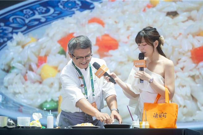 大会舞台由郭志忠老师展演食物模型技艺。（台湾观光协会提供／蔡明亘台北传真）