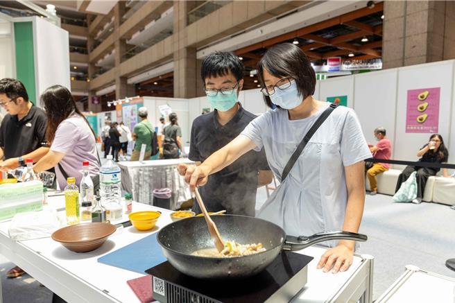民眾在现场参加交通部观光署「台玩味」厨艺教室，体验跟着厨师学做菜。（台湾观光协会提供／蔡明亘台北传真）
