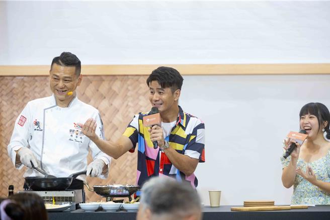 客家馆邀请郭彦均到台湾美食展现场分享客家酸菜鱼及客家小炒卷饼。（台湾观光协会提供／蔡明亘台北传真）