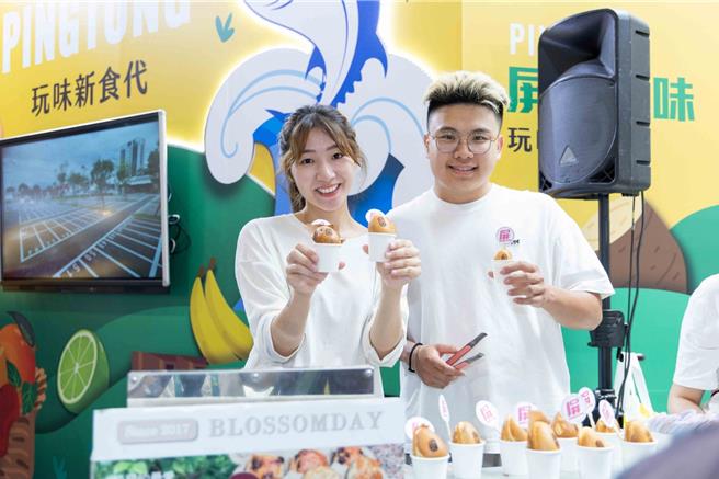 「屏东风味」今日限定试吃万丹红豆鸡蛋糕。（台湾观光协会提供／蔡明亘台北传真）