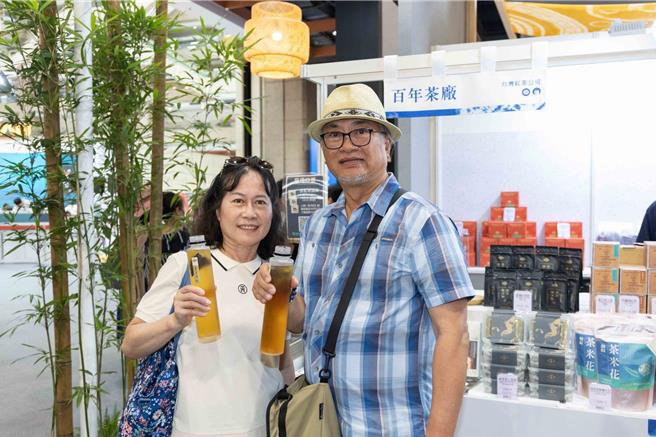 客家馆百年茶厂的台湾红茶公司带来多样自制茶产品，还有特色冰淇淋。（台湾观光协会提供／蔡明亘台北传真）