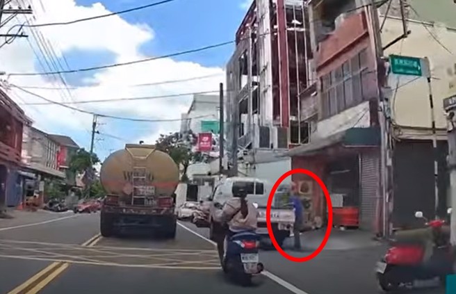 貨車司機在路旁拋綁繩，結果意外套中女騎士的車，差點發生嚴重車禍。（翻攝WoWtchout - 地圖型行車影像分享平台）