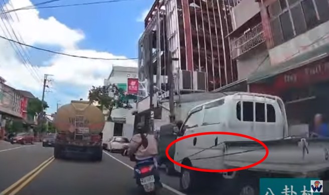 貨車司機在路旁拋綁繩，結果意外套中女騎士的車，差點發生嚴重車禍。（翻攝WoWtchout - 地圖型行車影像分享平台）