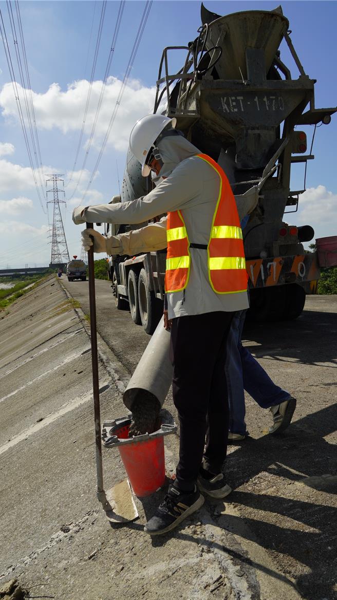 善化區六分寮曾文溪堤防地基掏空，第六河川分署緊急灌漿強固。（寶智華攝）