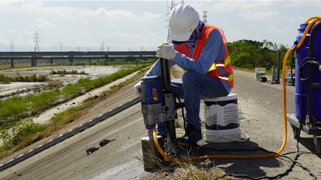 善化區六分寮曾文溪堤防地基掏空，第六河川分署每２公尺鑽1孔檢視。（寶智華攝）
