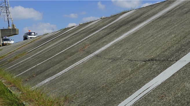 善化區六分寮曾文溪堤防地基掏空，第六河川分署每２公尺鑽孔灌漿。（寶智華攝）
