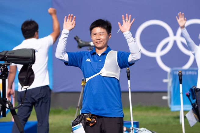 雷千瑩向巴黎奧運射箭項目現場觀眾致意。（杜宜諳攝）
