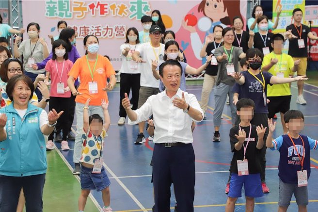 嘉義縣長翁章梁（中）今天與親子一起跳健康操。（廖素慧攝）