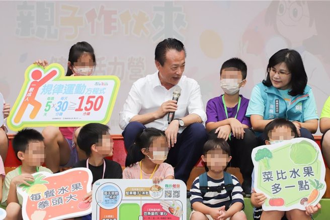 嘉義縣社區營養推廣中心今日舉辦健康活力營，縣長翁章梁與孩子玩我的餐盤問答。（廖素慧攝）