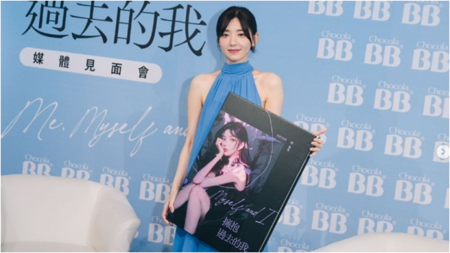 郭雪芙出版新書《擁抱過去的我》。（圖／翻攝自郭雪芙 IG ）