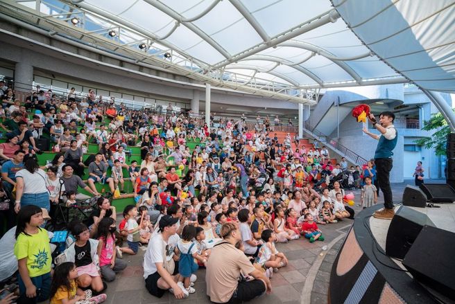 气球柯男自掏腰包40万，让2000位弱势孩童在台北新乐园度过开心的一天。（图/气球柯男 提供）