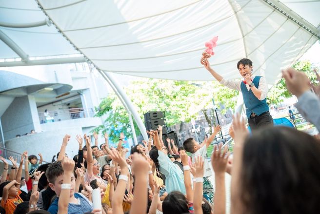 小朋友看到可爱的气球都很开心。（图／气球柯男 提供）