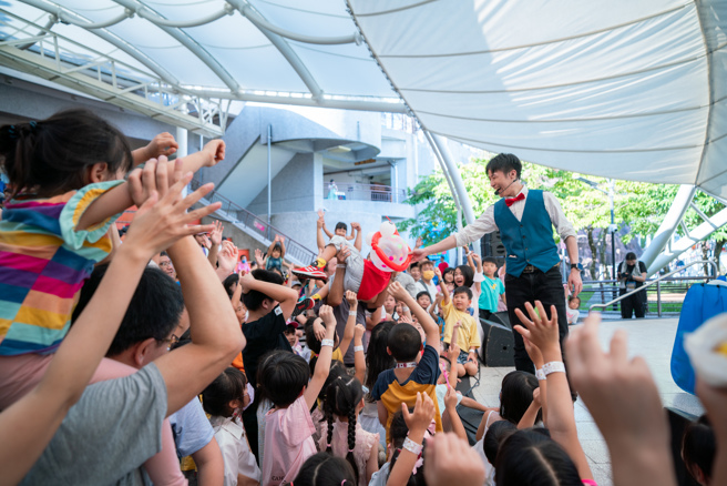 近距离看到各种表演的2000位孩童们，都相当兴奋。（图／气球柯男　提供）