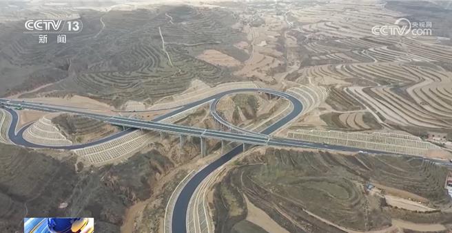 陆智慧重载铁路银昆高速黔江特大桥三大交通项目创新猷。（大陆央视）