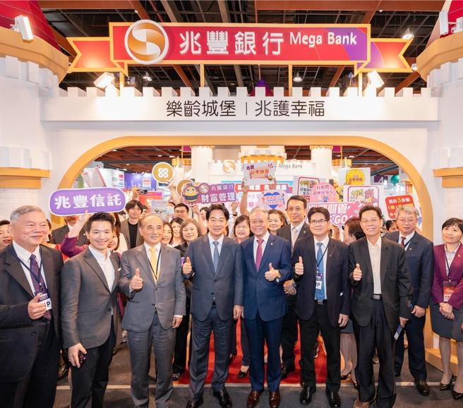 2024高齡健康產業博覽會2日開展，兆豐銀行董事長雷仲達（右三）及同仁熱烈歡迎賴清德總統（中）、前立法院長王金平（左三）、總統府資政沈榮津（左一）、總統府副秘書長何志偉（左二）等長官蒞臨指導，並與同仁合影留念。圖／兆豐銀行提供